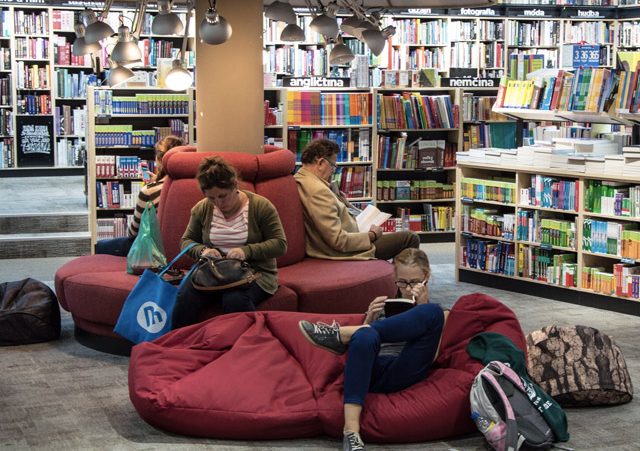 Barn på biblioteket