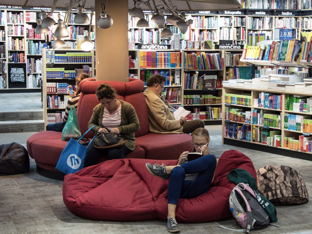 Barn på biblioteket